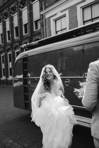 bruid voor een brandweerauto