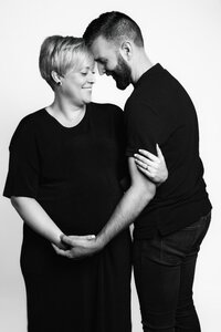 Zwangere vrouw in elegante pose tijdens een intieme zwangerschapsfotoshoot bij Studio 2Shoot in Eijsden.