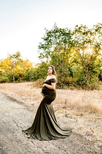Maternity Field Photo | Photography by Jocelyn