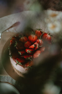 Bröllopstårta i bohemisk stil, dekorerad med färska blommor och serverad på Rönnås Lada.