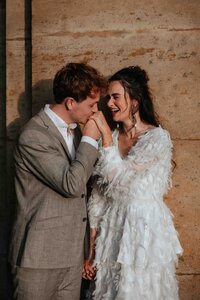 Bruidsfotografie met een tijdloze en emotionele stijl, professioneel vastgelegd door Melissa Boer.