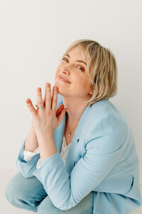 
Rosanne Sarah, freelance redacteur en schrijfcoach voor romanschrijvers, kijkt glimlachend de camera in.
