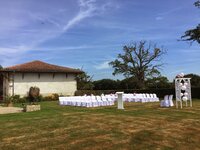 ceremonie-laique-exterieur-deco-arche-mariage-pupitre-bois-blanc