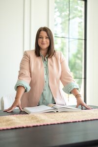 Chloe & Co. team in front of a charming Georgia home