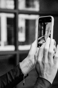 Tirando foto con ele teléfono.