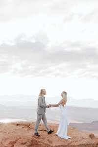 Sunrise elopement in the desert of Moab 