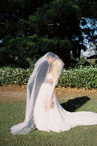 Bride and groom kissing at their hunter valley wedding