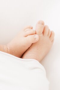Close up detail shot of baby feet during dallas newborn photography photo session