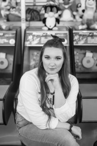 canton ohio senior girl photographed at the wayne county fair black and white photo photographed by jamie lynette photography canton senior photographer