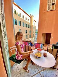 Jessie eating cripss and sip with orange buildings in the backgroun