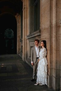 Tijdloze en elegante trouwfotografie door Melissa Boer. Een bruidspaar geniet van een spontaan en echt moment tijdens hun bruiloft.