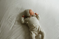 newborn portret op een linnen doek