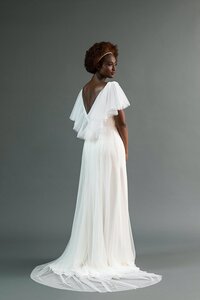 A-line wedding dress with sheet sleeves and pearls