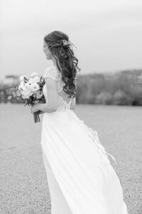 Portrait d'une jolie mariée vêtue de sa robe de mariage. Elle tient un bouquet de fleurs.