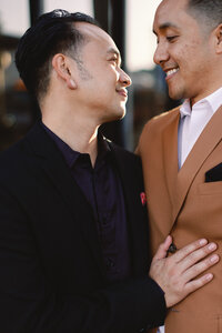 Micro wedding in Tuscany, Lucca bride and groom posing for photographer
