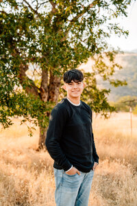 Senior Photo with Tree Background | Photography by Jocelyn