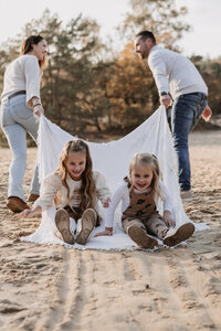 lifestyle op jullie manier als gezins in Zeeland of Brabant vast gelegd op jullie eigen manier. Tijdens golden hour 