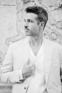 Black-and-white editorial groom portrait with modern style in Venice, Italy