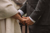 Nahaufnahme der Hände eines Brautpaars während der Hochzeit