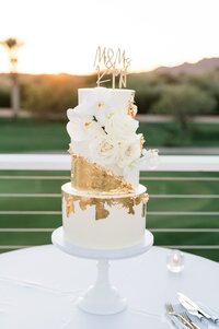 Wedding cake with gold highlights and flowers
