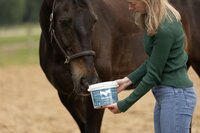 Voer je paard Fruno's voor dagelijkse ondersteuning van de maag en darmen. Ideaal voor paarden die gevoelig zijn voor maagzweren, mestwater of slappe mest.