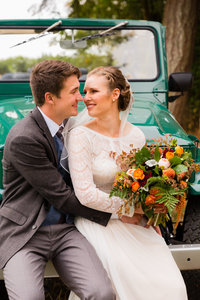 This couple drove a Land Rover at their Oregon elopement.