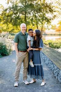 Maddie Moore Photography takes grad portraits at the university of alabama in tuscaloosa