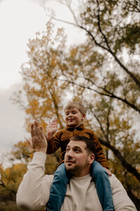 Outdoor family photoshoot in Omaha park during golden hour – capturing candid, heartfelt moments.