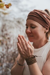 Isabell hält ihre Hände gefaltet vor sich
