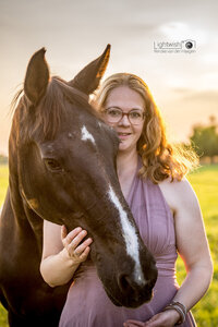 Bruinpaard met bles, portret met eigenaar