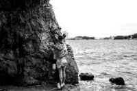 engagement-shoot-couple-hugging-in-black-and-white-on-the-beach-in-antibes