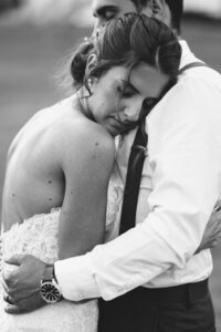 Séance de fiançailles au Golden Hour à Laval, Québec, moment romantique des futurs mariés