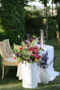 bride and groom kissing at the alter