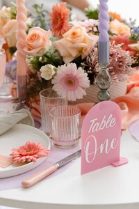 Photographie détails de la décoration de table et des compositions florales pour un mariage coloré à Lyon