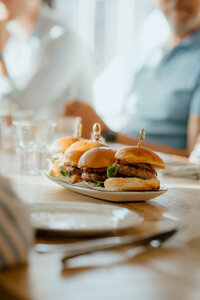 Detailfoto van hamburger tijdens diner bruiloft