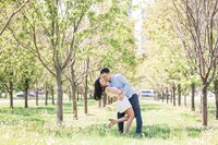 Man dipping a woman in Grant Park  for their Chicago engagement pictures