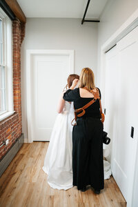 danielle littles photography helping with veil 