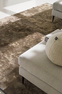 Bolvormig sierkussen Palla van het merk Eichholtz in boucle cream