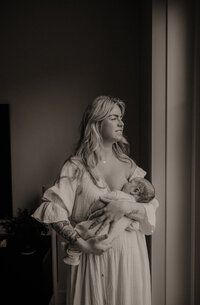 Moeder tijdens newbornshoot Hashtaguniq