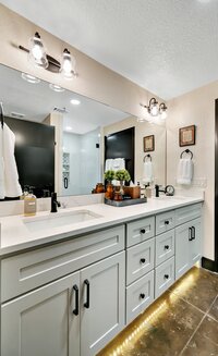 Bathroom with two sinks  in this 3-bedroom, 2-bathroom luxury condo in downtown Waco, TX