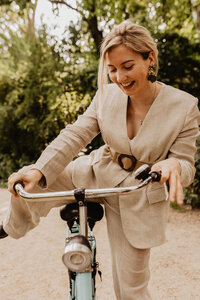 Pernille Hansum tijdens fotoshoot met fiets met Beetje Home in Vondelpark