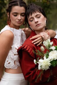 Portrait sensible de deux mariées lors de la séance couple d'un mariage civil lgbtqia+ et éco-responsable à Le Grand-Lemps en Isère