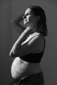 portrait de profil d'une femme enceinte qui prend soin d'elle pendant un shooting grossesse. Photographie réalisée par studio sensigraphie photographe grossesse la tour du pin