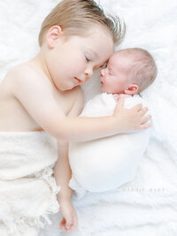 brother-sibling-newborn-photo-san-diego-baby-studio