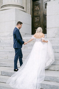 Un couple de nouveaux mariés au Vieux Montréal. La mariée porte une robe de princesse.