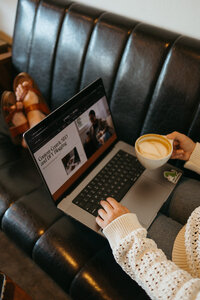 Working at a coffee shop pitching guest post opportunities | The Comma Mama Co