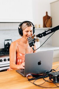 Luka McCabe of Boob to Food presenting her podcast