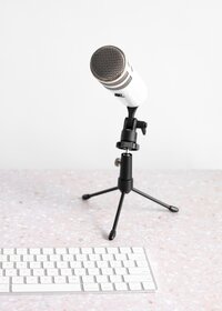 Micrófono de podcast sobre la mesa