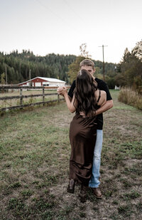 Authentic outdoor session of a couple in the PNW by Kamrynjphotography