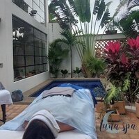Luna Spa therapist performing a relaxing poolside massage in Sayulita, offering luxurious in-home wellness treatments in a serene outdoor setting.